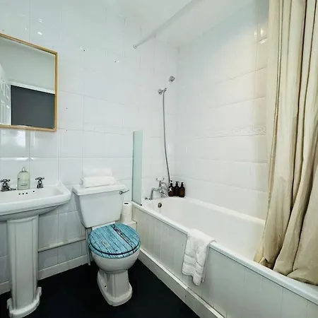 Bohemian With Private Parking Apartman